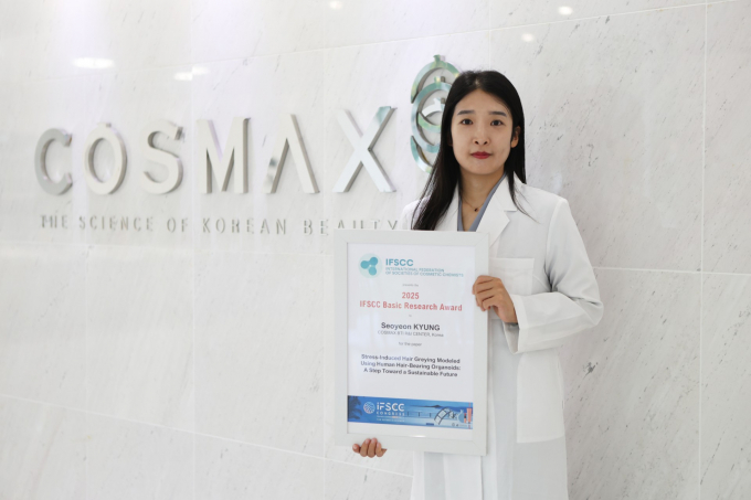 경서연 코스맥스 R&I 센터 책임연구원이 세계화장품확회(IFSCC) 기초 연구 어워드(Basic Research Award)를 수상해 기념 사진을 찍고있다. /사진=코스맥스