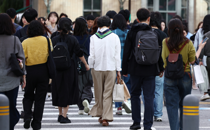 지난 22일 오전 서울 광화문 세종대로 사거리에서 발걸음을 옮기고 있는 시민들./ 사진=뉴스1 /사진=(서울=뉴스1) 김민지 기자