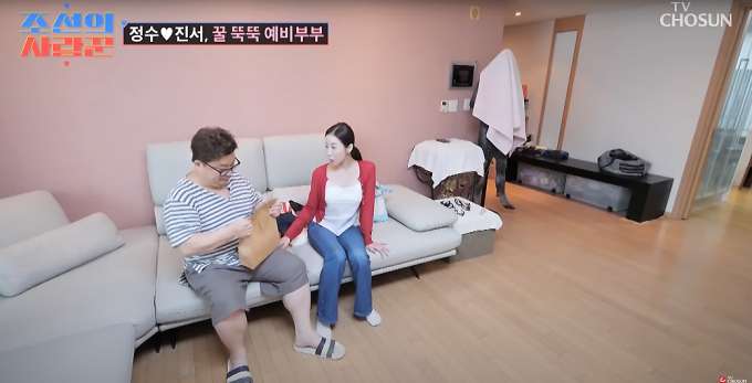 방송인 윤정수, 원진서가 지난 22일 방송된 TV조선 예능 프로그램 '조선의 사랑꾼'에서 오는 11월 결혼식을 앞두고 청첩장과 신혼집을 공개했다.해당 장면은 예비부부 윤정수, 원진서가 대화를 나누는 모습. /사진=유튜브 채널 TV조선 캡처