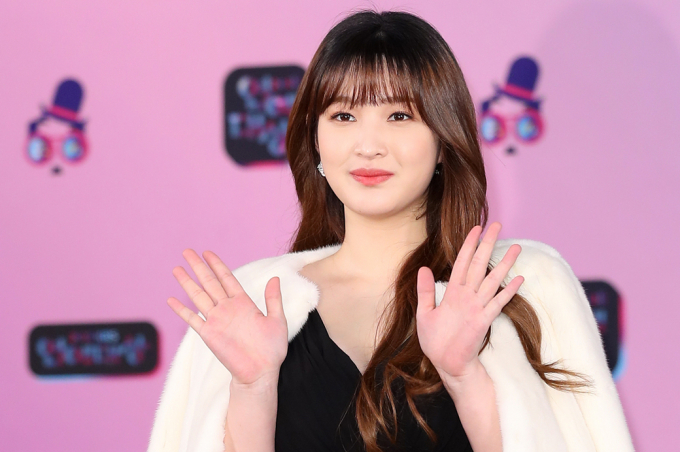 그룹 라붐 출신 방송인 율희가 지난 22일 방송된 채널A 시사·교양 '절친 토큐멘터리 4인용 식탁'에 출연해 이혼 2년 만에 연애에 대한 생각을 털어놓았다. 사진은 2019년 12월21일 율희가 서울 영등포구 여의도 KBS 본관에서 열린 '2019 KBS 연예대상' 레드카펫에 참석한 모습. /사진=뉴스1