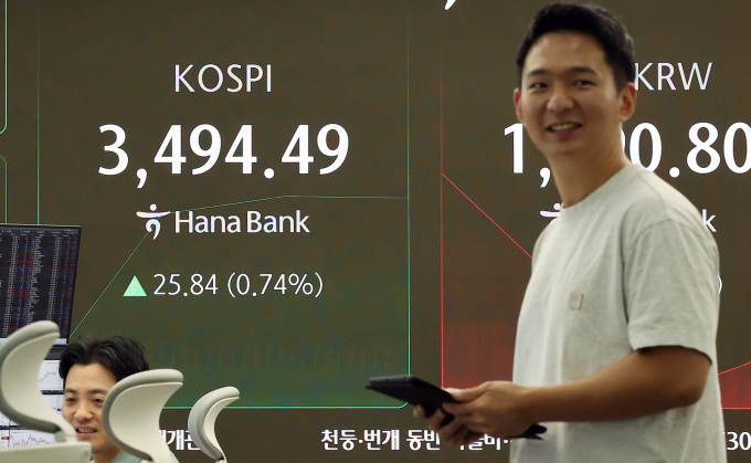 23일 코스피가 개인 매수세로 장 초반 강보합세를 보인다. 사진은 이날 오전 서울 중구 하나은행 딜링룸./사진=뉴스1