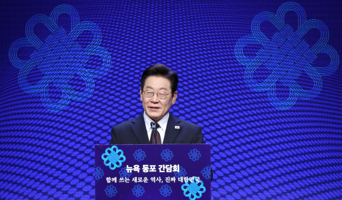 이재명 대통령이 미국 뉴욕에서 동포간담회를 열고 한인들을 만났다. 사진은 이 대통령이 지난 22일(현지시각) 미국 뉴욕 한 호텔에서 열린 동포 간담회에서 인사말을 하는 모습. /사진=뉴시스 