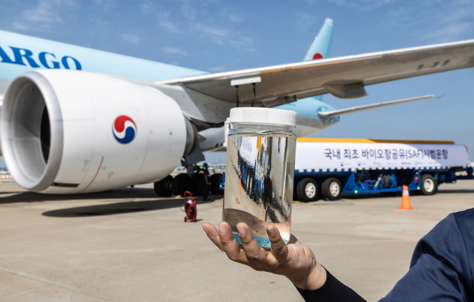 정부가 2027년부터 국제선 항공편에 SAF 혼합을 의무화하면서 항공권 가격 인상 우려가 커지고 있다. SAF 국내 생산 확대를 위한 정부 지원을 요구하는 목소리도 크다. 사진은 2023년 급유된 SAF의 모습. /사진=대한항공