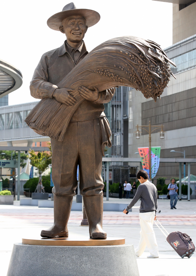 지난 9월11일 오전 대구 동구 동대구역 광장을 지나던 시민이 박정희 전 대통령 동상을 바라보고 있다.  대구시의회는 12일 열리는 본회의에서 박정희 기념사업 조례 폐지 여부를 결정할 예정이다. /사진=뉴스1