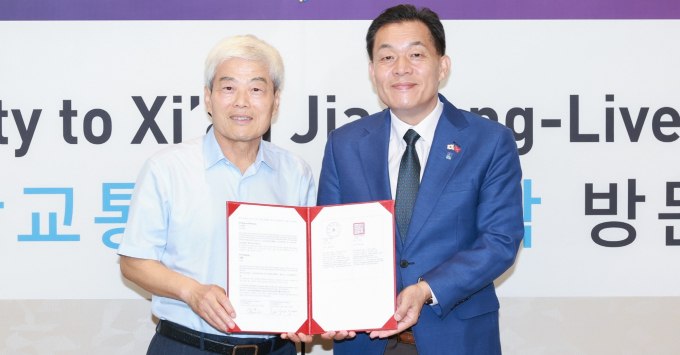  이재준 수원시장(오른쪽)과 시안교통리버풀대학교 시유민 총장이 22일 협약을 체결하고 있다. /사진제공=수원시