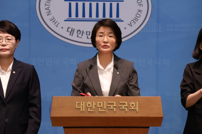 임미애 민주당 의원이 23일 국회 소통관에서 광역·기초의회 선거제 개혁을 위한 공직선거법 개정안 대표발의 기자회견을 하고 있다. /사진제공=임미애 더불어민주당 국회의원실