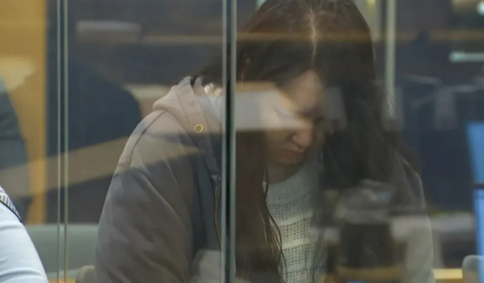 뉴질랜드 오클랜드 고등법원 배심원단이 어린 자녀 2명을 살해한 후 시산을 여행 가방에 넣고 창고에 유기한 혐의로 기소된 한인 여성 이모씨에게 유죄를 평결했다. 사진은 평결받는 이씨의 모습. /사진=BBC 홈페이지 캡처