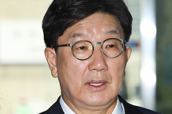 김건희 특검팀이 수사 기간을 30일 연장하는 가운데, 권성동 국민의힘 의원이 구속 후 2차 특검 소환조사에 불출석했다. 사진은 전직 통일교 간부에게 불법 정치자금을 수수한 혐의를 받는 권성동 국민의힘 의원이 지난 16일 서울 서초구 서울중앙지법에서 구속 전 피의자 심문(영장실질심사)을 마친 뒤 대기 장소인 서울구치소로 향하고 있는 모습. /사진=뉴시스