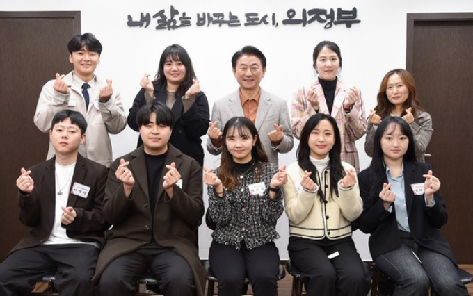 김동근 시장(뒷줄 가운데)이 3기 청년협의체 청년들과 기념촬영을 하고 있다. /사진제공=의정부시 