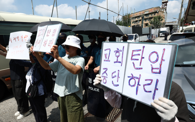 경찰이 전광훈 사랑제일교회 목사의 딸 등의 주거지와 사무실을 압수수색하고 있다. 사진은 경찰이 서울서부지법 폭동 사태 배후로 의심 받는 전광훈 목사와 사랑제일교회에 대한 압수수색을 진행 중인 가운데 지난달 5일 오전 서울 성북구 사랑제일교회 앞에서 신도들이 교회 탄압 중지 손피켓을 들고 묵언 시위를 하고 있는 모습. /사진=뉴스1