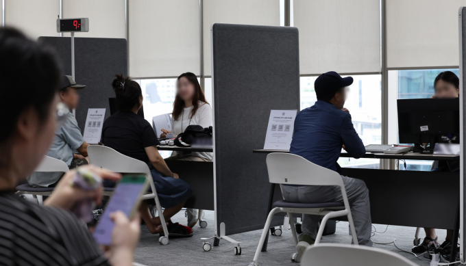 롯데카드 해킹사고로 최대 297만 명의 개인정보 및 결제 정보가 유출된 가운데 지난 19일 오후 서울 종로구 롯데카드 본사를 찾은 이용자들이 상담을 받고 있다. /사진=뉴스1