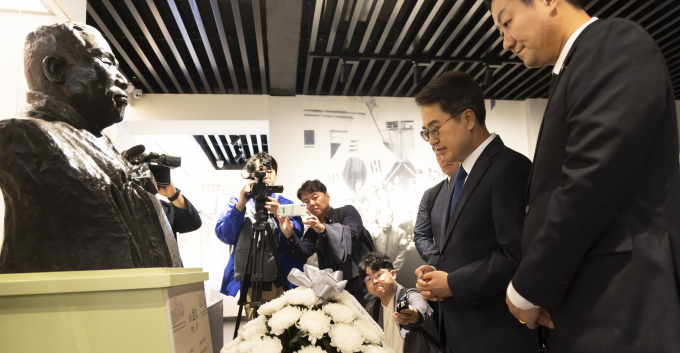 김동연 경기도지사가 23일 김구 임시정부 주석 흉상 앞에서 헌화, 묵념하고 있다. /사진제공=경기도