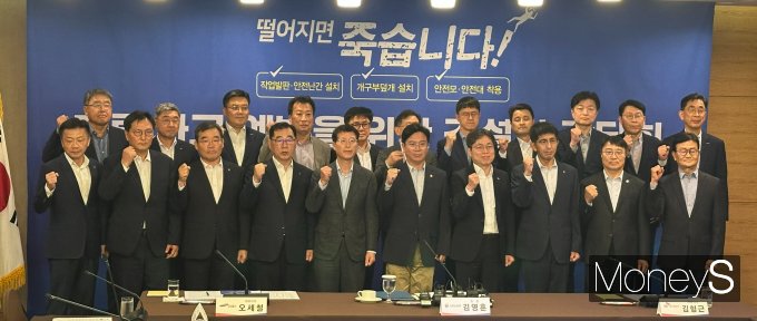 김영훈 고용노동부 장관이 23일 서울 중구 로얄호텔에서 20대 건설업체 CEO 간담회를 열고 참석자들과 기념촬영을 하고 있다. /사진=장동규 기자