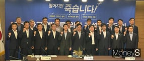 김영훈 고용노동부 장관이 23일 서울 중구 로얄호텔에서 20대 건설업체 CEO 간담회를 열고 참석자들과 기념촬영을 하고 있다. /사진=장동규 기자