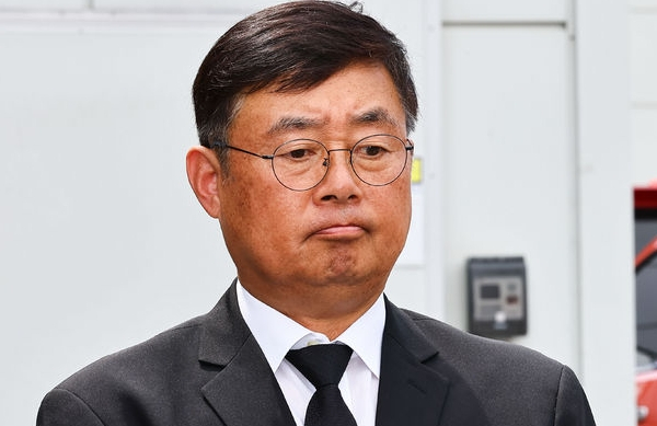 박순관 아리셀 대표에게 법원이 중대재해처벌법 시행 이후 최고 형량인 징역 15년을 선고했다. 사진은 2024년6월25일 오후 화성시 서신면 리튬전지 공장인 아리셀에서 박순관 에스코넥 대표가 취재진 질문을 듣고 있는 모습. /사진=뉴시스(공동취재단)