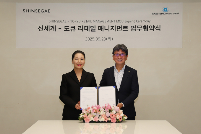 신세계백화점이 일본 도큐그룹의 도큐 리테일 매니지먼트와 업무협약을 체결했다. 장수진 신세계백화점 상품본부장(왼쪽)과 홋타 마사미치 도큐 리테일 매니지먼트 대표이사가 협약식에서 기념촬영을 하고 있다. /사진=신세계백화점