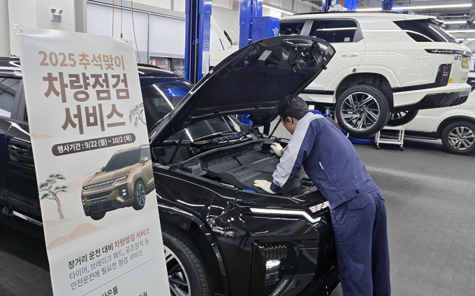 KG모빌리티가 추석맞이 전차종 차량점검 서비스를 진행한다. 사진은 서비스센터에서 KG모빌리티 정비사가 차량을 점검하던 모습. /사진=KG모빌리티