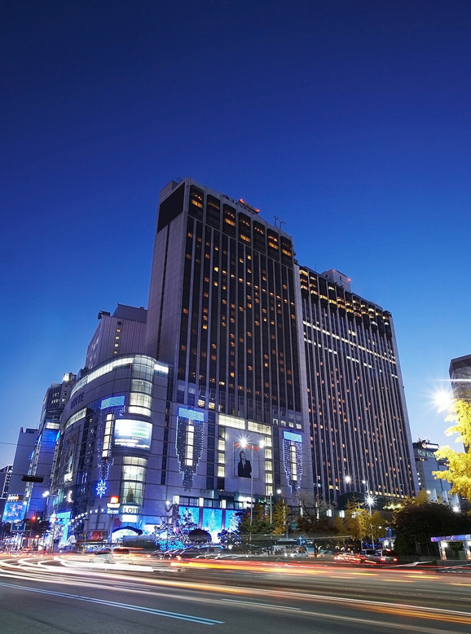  롯데면세점이 서울 시내 명동본점에 대한 면세점 특허 5년 연장 갱신 심사를 통과했다. /사진=롯데면세점