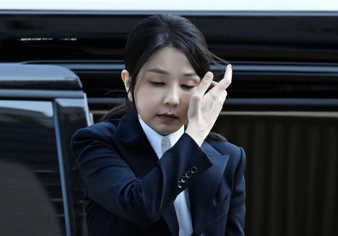 도이치모터스 주가조작 혐의와 통일교 금품수수 의혹 등으로 구속기소 된 김건희 여사의 첫 재판이 24일 열린다. 사진은 김건희 여사 모습. /사진=뉴시스