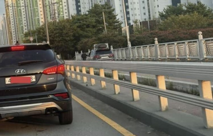 퇴근길 차가 밀리는 도로 대신 인도 위를 달린 스포츠유틸리티차량(SUV)에 대해 경찰이 과태료를 부과하기로 했다. /사진=보배드림 캡처
