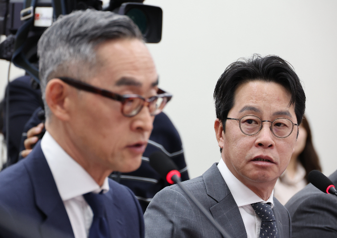 24일 오전 10시부터 국회 과학기술정보방송통신위원회가 주관하는 '대규모 해킹사고(통신·금융) 관련 청문회'가 열린다. 사진은 전날 국회 정무위원회 간담회에 출석한 윤종하 MBK파트너스 부회장(왼쪽), 조좌진 롯데카드 대표이사. /사진=뉴시스