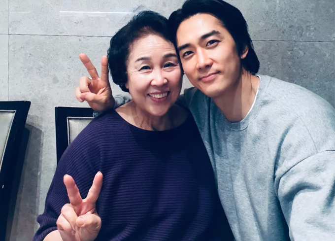 배우 송승헌이 모친상을 당한 후 지난 24일 인스타그램에 심정을 고백했다. 송승헌이 모친과 함께 찍은 모습. /사진=송승헌 인스타그램 캡처