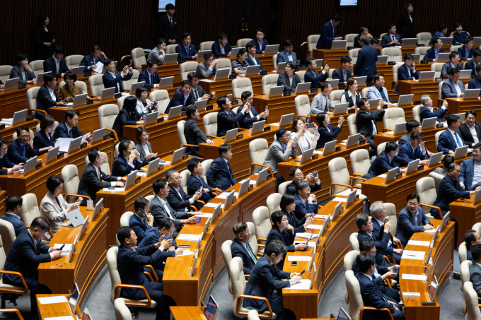 지난 8월25일 서울 여의도 국회에서 열린 본회의에서 2차 상법개정안이 통과되자 촬영하고 있는 여당 의원들./ 사진=뉴스1