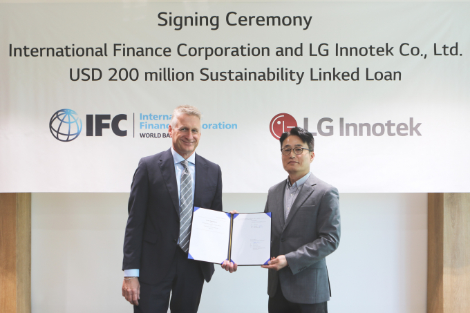 박지환 LG이노텍 CFO(전무∙오른쪽)와 카르스텐 뮐러 IFC 제조업∙농업∙서비스 부문 아시아태평양 지역산업담당국장이 최근 서울 강서구 마곡 ISC에서 열린 지속가능성연계대출(SLL) 체결식을 마친 뒤 기념사진을 찍고 있다. /사진=LG이노텍