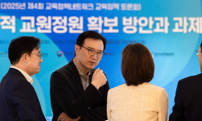임태희 경기도교육감이 23일 제4회 교육정책네트워크 교육정책 토론회 현장에서 교원정원 확보 방안에 관해 대화하고 있다. /사진제공=경기도교육청