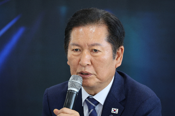 정청래 더불어민주당 대표가 조희대 대법원장을 겨냥해 "대통령도 갈아치(우)는 마당에 대법원장이 뭐라고"라며 사퇴를 압박했다. 사진은 정청래 더불어민주당 대표가 지 23일 오전 부산 해운대구 영화진흥위원회에서 열린 영화산업 회복을 위한 현장 간담회에서 인사말 하는 모습. /사진=뉴스1