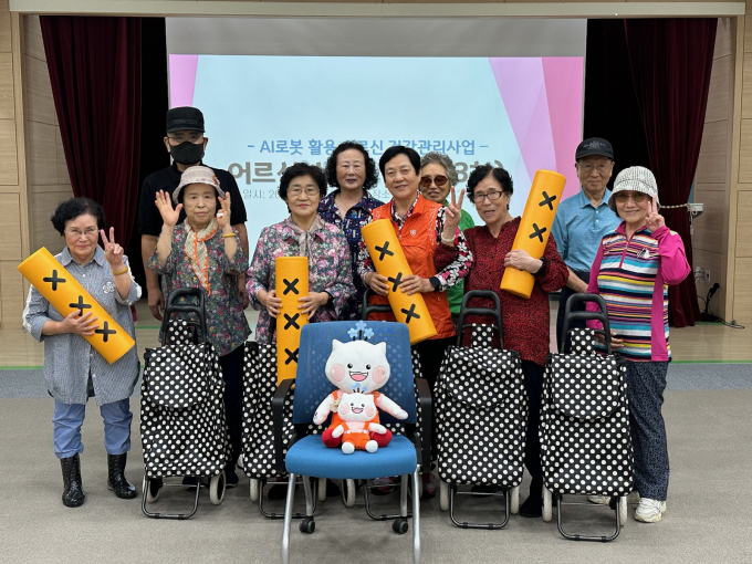 하남시가 인공지능(AI) 돌봄 로봇 '하남이'를 매개로 한 어르신 건강관리 프로그램을 통해 기술과 감성의 온기가 결합된 새로운 지역 돌봄의 지평을 열고 있어 주목받고 있다. 사진은 '어르신 소모임' 모습. /사진제공=하남시