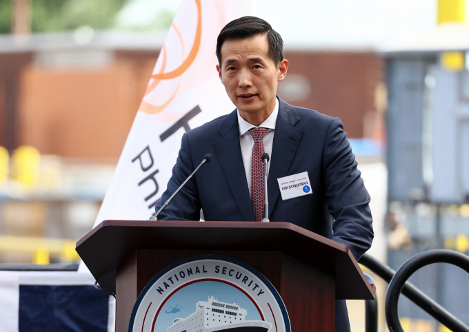 [필라델피아=뉴시스] 고범준 기자 = 김동관 한화그룹 부회장이 26일(현지 시간) 필라델피아 한화 필리조선소에서 열린 미국 해양청 발주 국가안보 다목적선 '스테이트 오브 메인'호 명명식에서 환영사를 하고 있다. 2025.08.27. bjko@newsis.com /사진=고범준