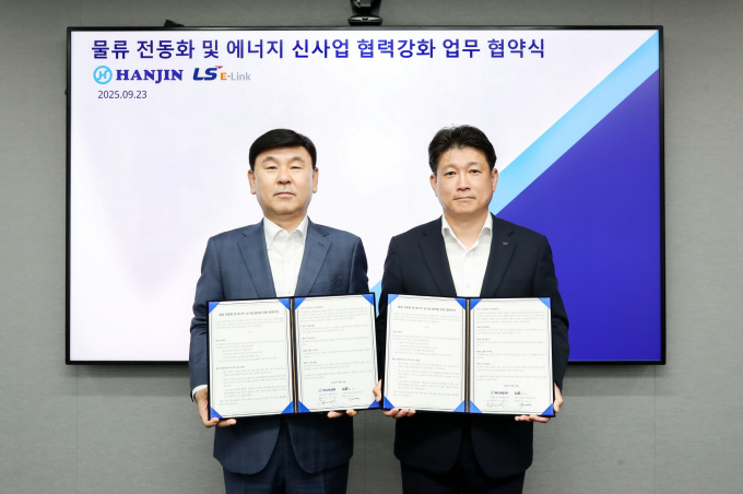 김대근 LS이링크 대표(오른쪽)와 노삼석 (주)한진 대표이사 사장이 지난 23일 물류 인프라 전동화 및 전력 신사업 협력 강화를 위한 업무협약을 체결하고 기념사진을 촬영하고 있다. / 사진=LS