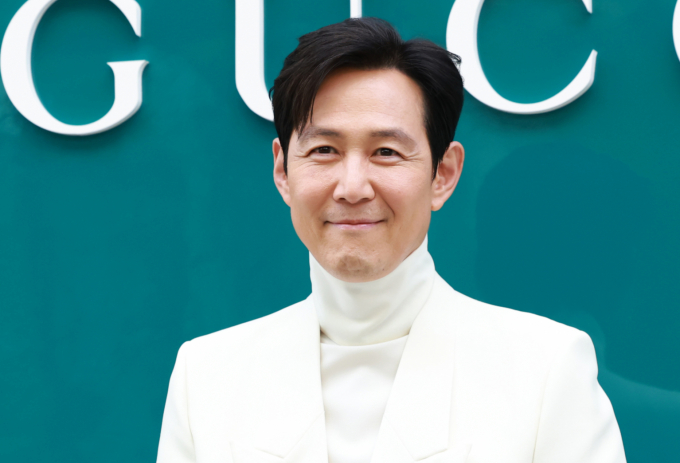 배우 이정재가 최대주주로 있는 종합 엔터테인먼트 기업 아티스트컴퍼니가 경영권 분쟁에서 최종 승소했다. 사진은 지난 2일 서울 강남구 구찌 청담 플래그십에서에서 열린 구찌(GUCCI)의 오스테리아 서울 이전·리뉴얼 오픈 기념 행사에 참석해 포즈를 취한 배우 이정재. /사진=뉴스1