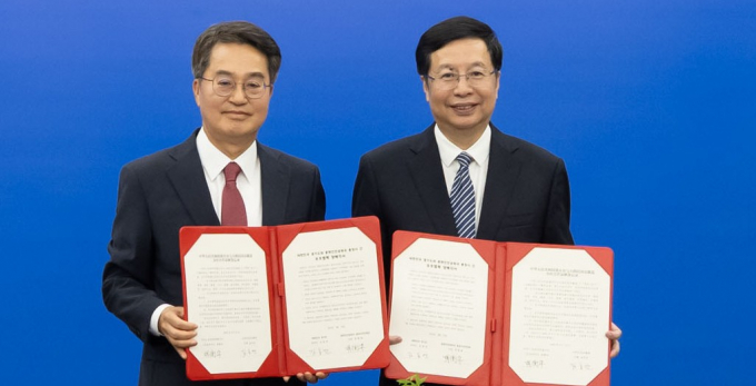  김동연 경기도지사(왼쪽)가 지난 23일 후헝화 충칭시장과 우호협력 양해각서(MOU)를 체결하고 있다. /사진제공=경기도