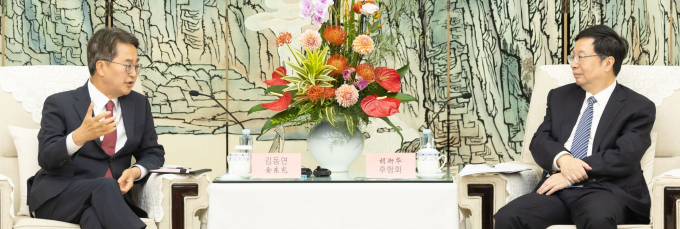 김동연 경기도지사(왼쪽)가 지난 23일 후헝화 충칭시장과 만나 담소하고 있는 모습. /사진제공=경기도