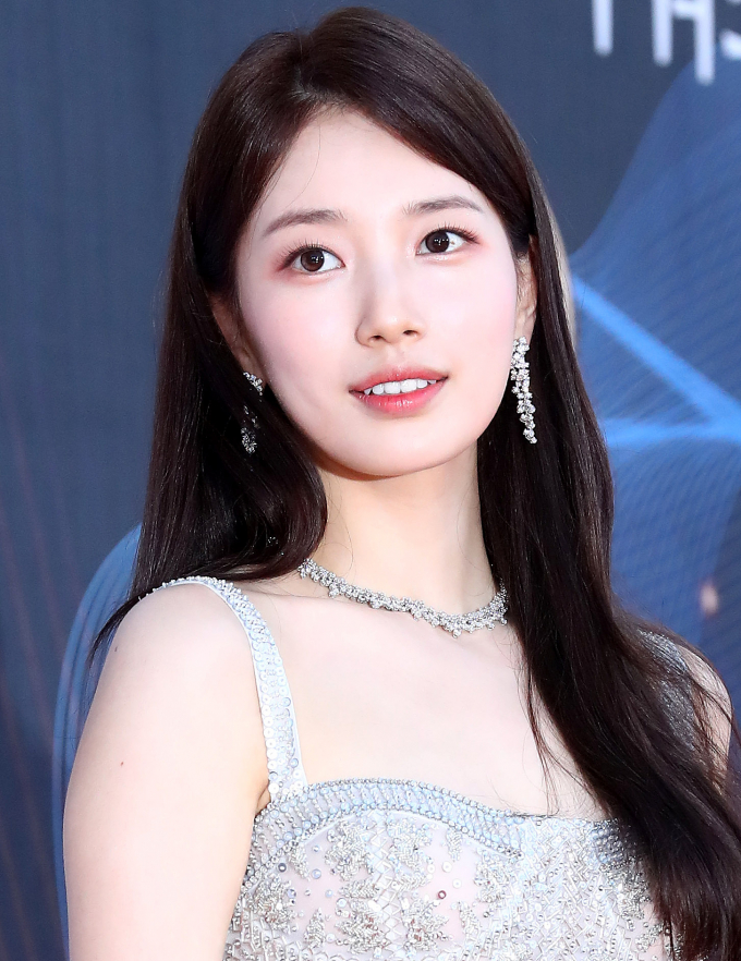 가수 겸 배우 수지가 유튜브 채널 '조현아의 평범한 목요일 밤'에 출연해 눈 흰자의 점을 뺐다고 밝혔다. 사진은 2023년 7월19일 가수 겸 배우 수지가 인천 파라다이스 시티에서 열린 '제2회 청룡시리즈어워즈(Bluedragon Series Awards)' 레드카펫 행사에 참석한 모습. /사진=머니투데이
