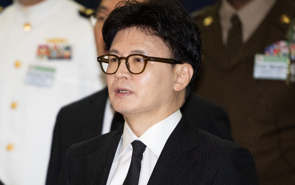 한동훈 전 국민의힘 대표는 23일 계엄 직전 홍철호 전 대통령실 정무수석과 통화했다는 보도와 관련해 반박을 내놨다. 사진은 한동훈 전 국민의힘 대표가 지난 6월29일 경기 평택시 해군 2함대 사령부에서 열린 제2연평해전 승전 23주년 기념식에서 애국가를 제창하는 모습. /사진=뉴스1