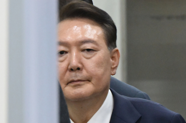 윤석열 전 대통령이 내란 특검팀의 소환 요구에 불응했다. 사진은 윤 전 대통령이 지난 7월9일 밤 서울중앙지법에서 두 번째 구속 전 피의자심문(영장실질심사)을 마친 뒤 대기장소인 서울구치소로 이동하고 있는 모습. /사진=뉴스1(공동취재단)