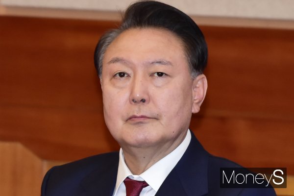 윤석열 전 대통령의 추가 기소 사건 첫 공판을 앞둔 가운데, 내란 특검팀이 법원에 중계를 신청했다. 사진은 윤 전 대통령이 지난 1월23일 서울 종로구재동 헌법재판소 심판정에서 진행된 탄핵 심판 4차 변론에 출석한 모습. /사진=임한별 기자