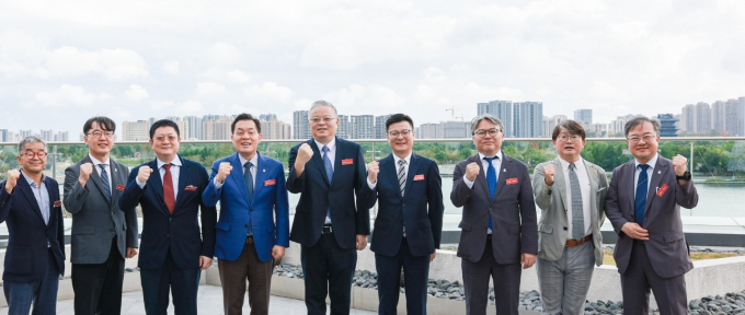  이재준 수원시장(왼쪽에서 네 번째)이 전략적 업무협약 체결 후 린펑 동방미곡 총괄사장과 기념촬영을 하고 있다. /사진제공=수원시