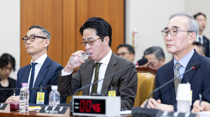 해킹사고로 인한 롯데카드 재발급이 이번 주말이면 어느정도 마무리 될 전망이다. 사진은 24일 조좌진 롯데카드 대표(가운데)가 서울 여의도 국회 본관에서 열린 청문회 시작에 앞서 물 마시는 모습. /사진=뉴스1