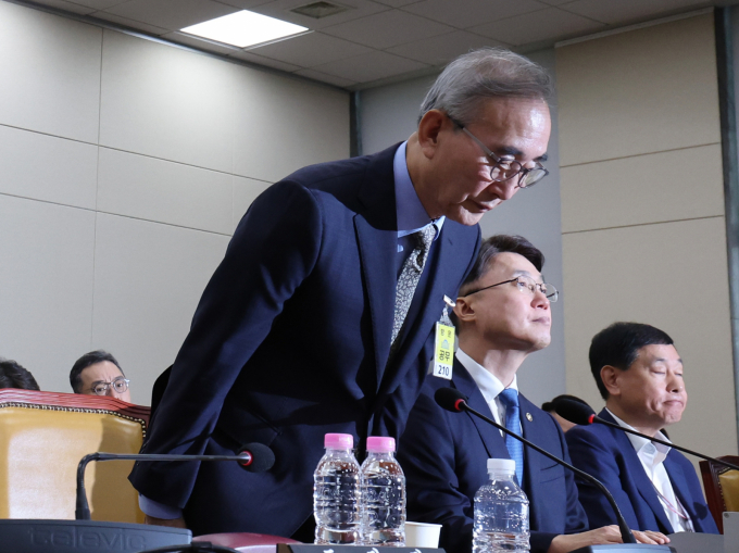 김영섭 KT 대표가 최근 발생한 소액결제 피해의 원인으로 지목된 초소형 기지국(펨토셀) 관리 부실을 인정했다. 사진은 김영섭 KT 대표이사가 24일 오전 서울 여의도 국회 과학기술정보방송통신위원회에서 열린 대규모 해킹사고(통신·금융) 관련 청문회에서 고개 숙여 인사하고 있는 모습. /사진=뉴시스