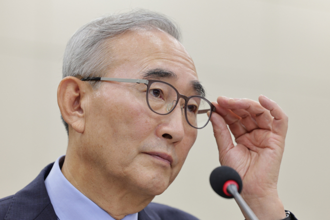 김영섭 KT 대표가 '무단 소액결제 사태'를 둘러싼 사퇴 요구에 대해 "우선 사태 해결에 최선을 다하겠다"는 입장을 밝혔다. 사진은 김영섭 KT 대표이사가 24일 서울 여의도 국회 과학기술정보방송통신위원회에서 열린 대규모 해킹사고(통신·금융) 관련 청문회에서 안경을 고쳐쓰고 있는 모습. /사진=뉴스1