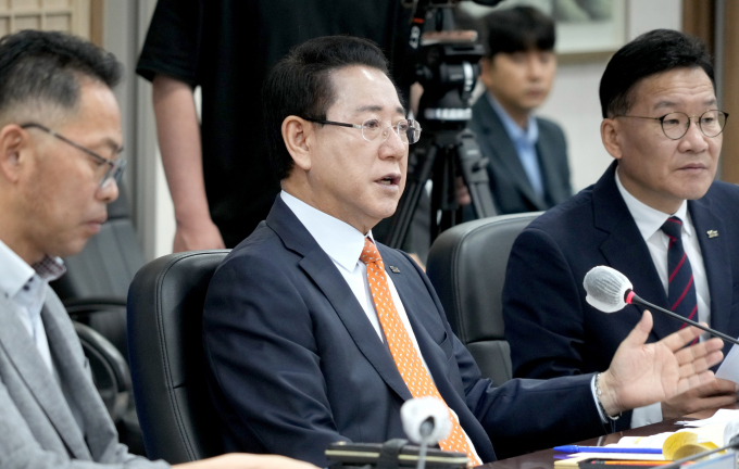 김영록 전라남도지사(왼쪽 두번째)가 24일 도청 서재필실에서 실국장 및 관련 기관이 참석한 가운데 '전남 에너지미래도시 100일 플랜 klck-off 회의'를 주재하고 있다./전남도