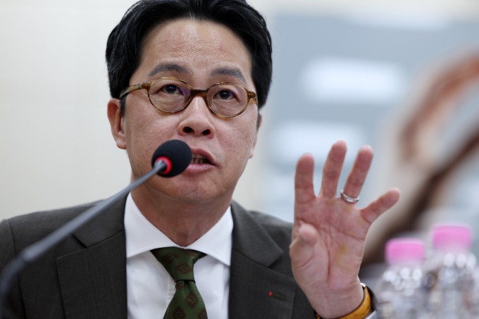 조좌진 롯데카드 대표가 앞선 해킹사고에 대한 늑장 보고가 이뤄졌다는 지적에 대해 해명했다. 사진은 24일 오전 서울 여의도 국회에서 열린 청문회에서 발언하는 조 대표. /사진=뉴시스