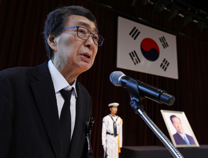 고 김대정 전 대통령의  정치적 동반자로 알려진 차남 김홍업 김대중평화센터 이사장이 24일 별세했다. 사진은 지난달 18일 김홍업 김대중평화센터 이사장이 서울 동작구 국립서울현충원 현충관에서 열린 김대중 전 대통령 서거 16주기 추모식에서 유족인사를 하고 있는 모습. /사진=뉴시스(공동취재)