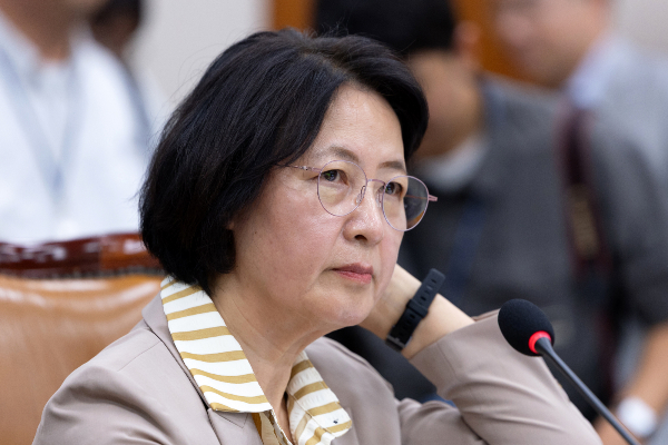 추미애 더불어민주당 의원이 조희대 대법원장의 '세종대왕' 발언을 비판했다. 사진은 추미애 국회 법제사법위원장이 지난 4일 서울 여의도 국회에서 열린 제429회 국회(정기회) 제2차 전체회의에서 머리를 만지는 모습. /사진=뉴스1