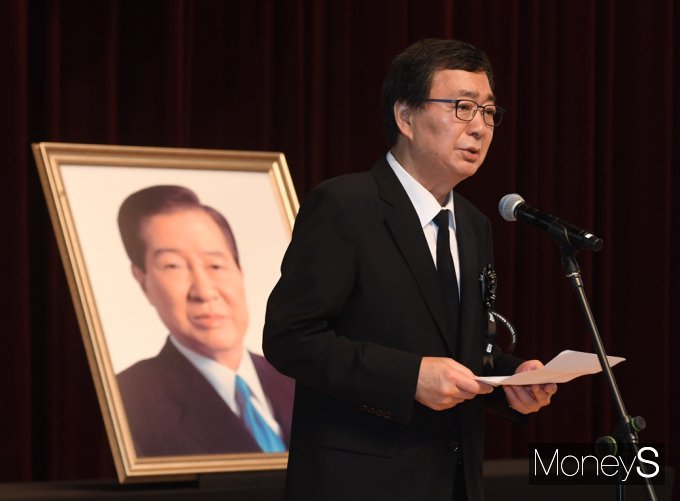 고 김대중 전 대통령의 차남이자 부친의 정치적 동반자로 헌신해 온 김홍업 김대중평화센터 이사장이 숙환으로 별세했다. 사진은 2023년 8월18일 김홍업 김대중평화센터이사장이 서울 동작구 국립서울현충원 현충관에서 열린 김대중 대통령 서거 14주기 추도식에서 인사말을 하고 있는 모습. /사진=장동규 머니S 기자