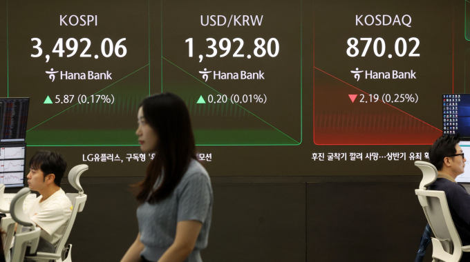 사진은 24일 서울 중구 하나은행 딜링룸. /사진=뉴시스